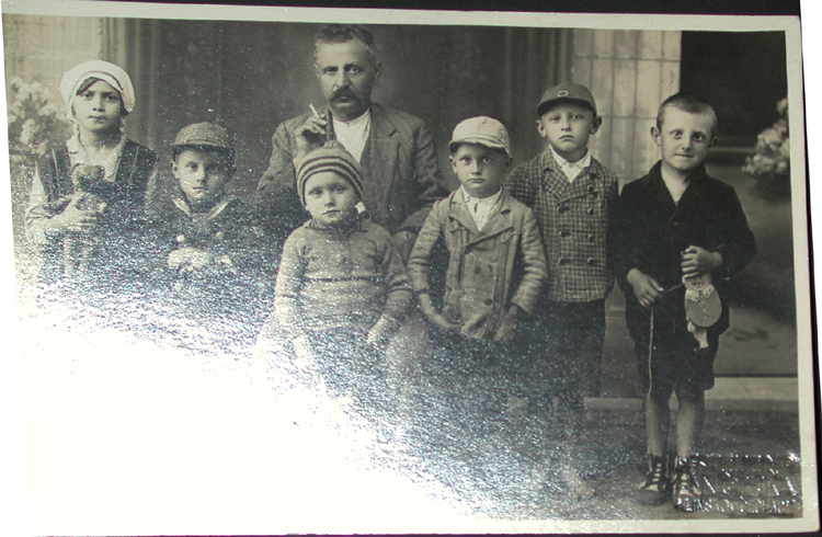 Jan Tichy, and grandchildren.jpg 329.0K